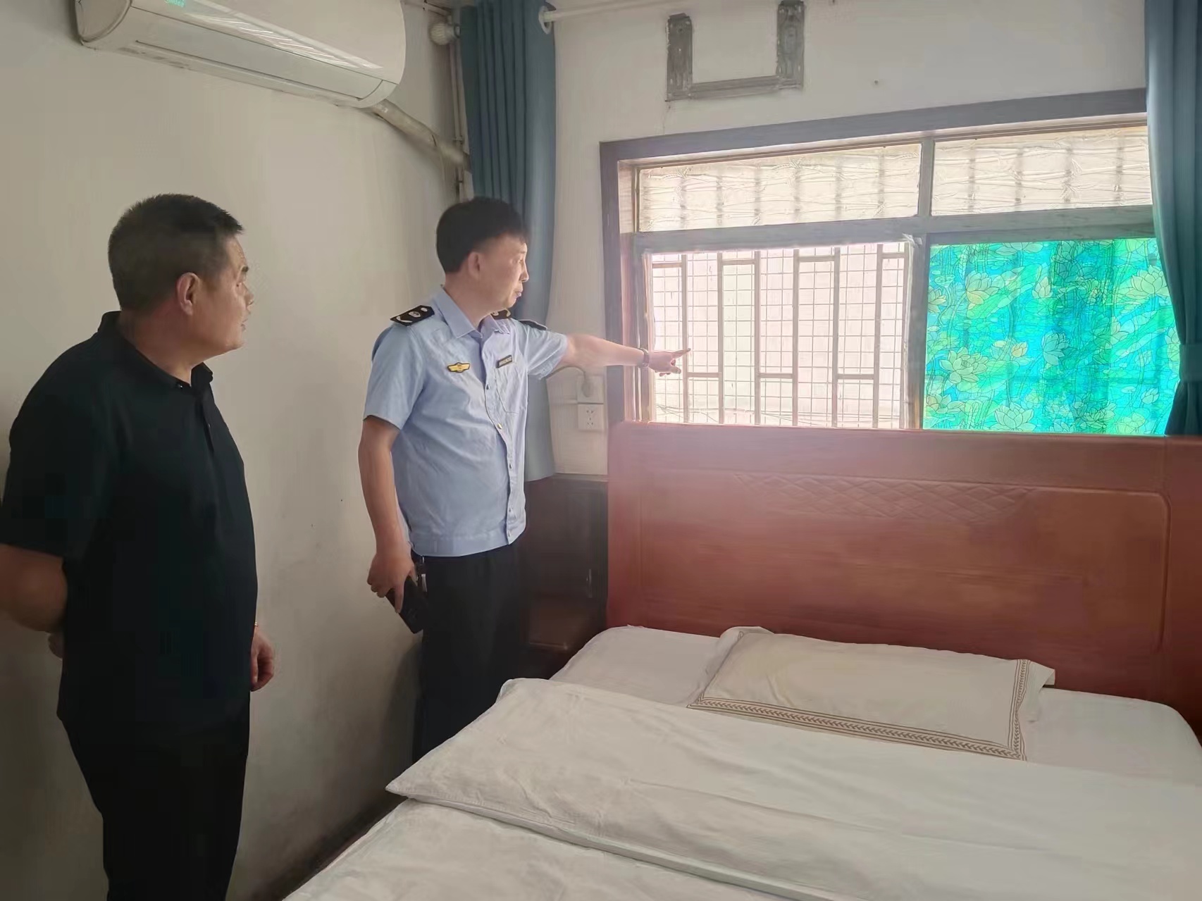 火车南站街道扎实开展消防“拆窗破网” 工作行动(图1)