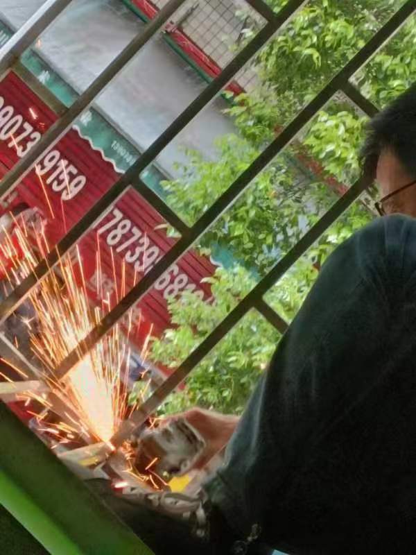 火车南站街道扎实开展消防“拆窗破网” 工作行动(图2)