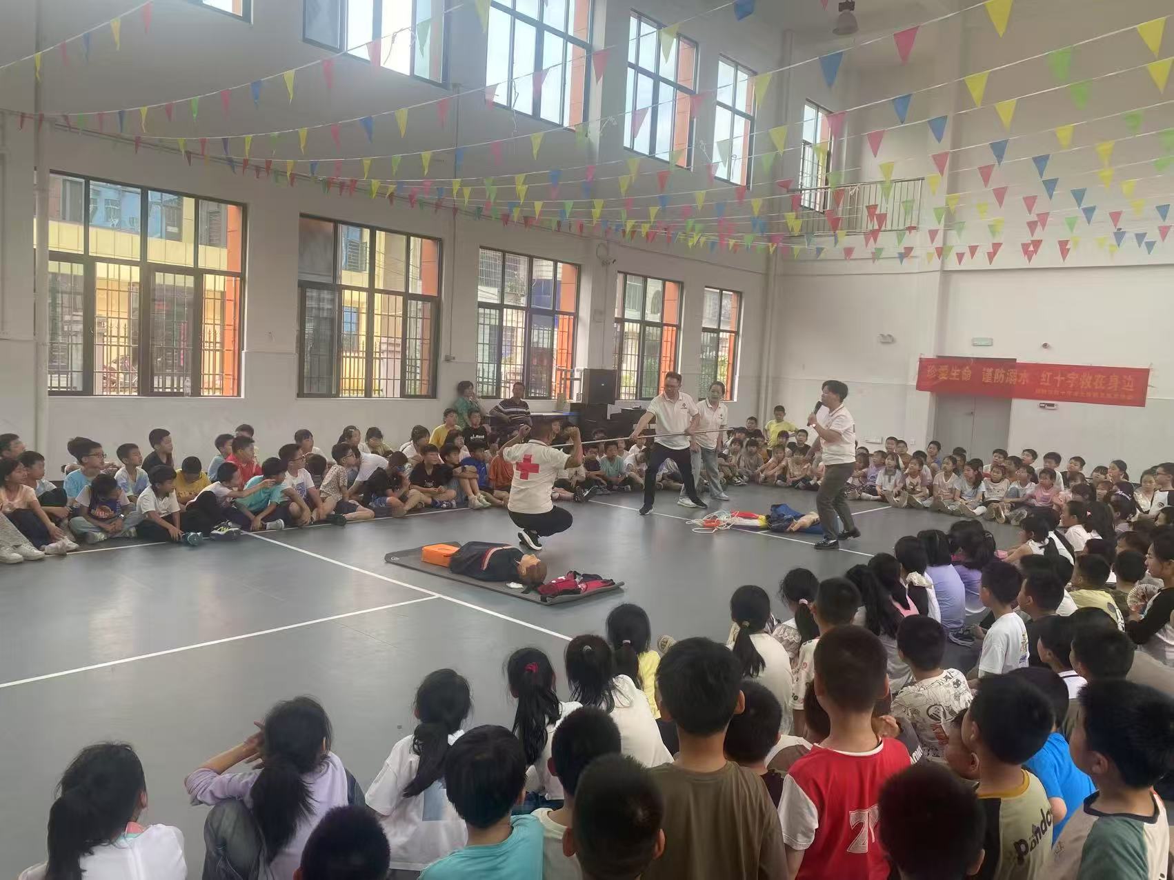 百春园街道组织学校开展防溺水应急演练