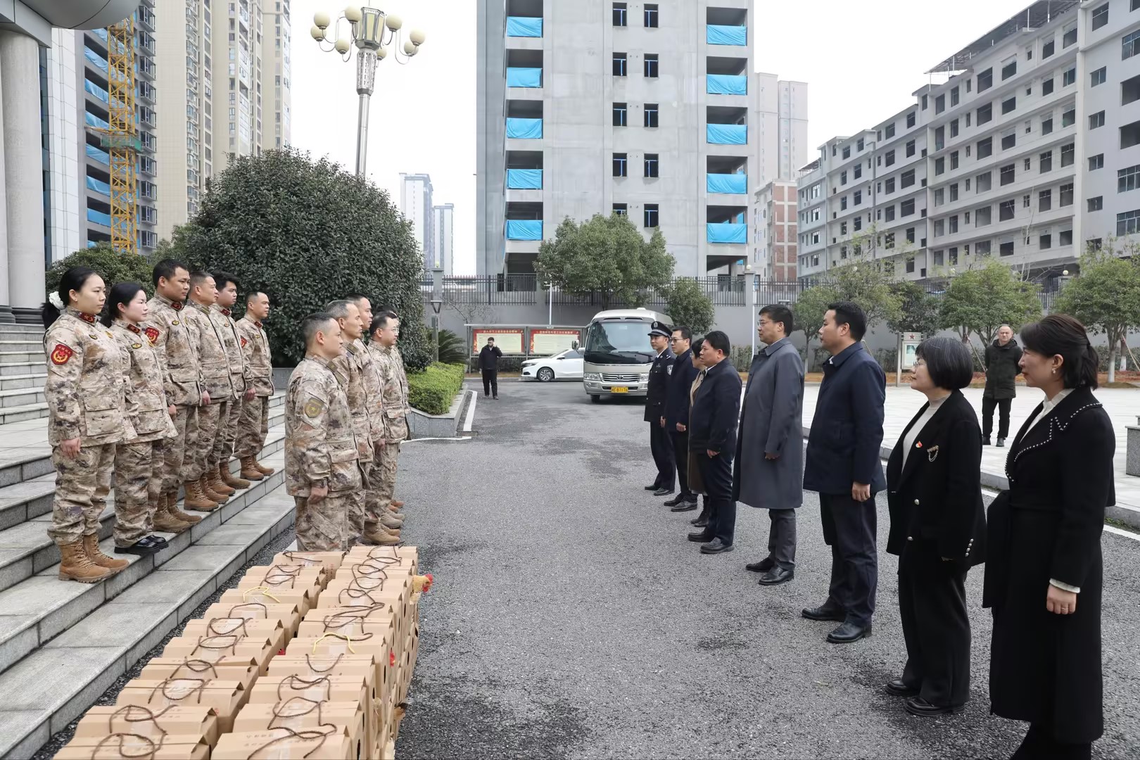 区四大家主要领导春节前夕走访慰问一线工作者 