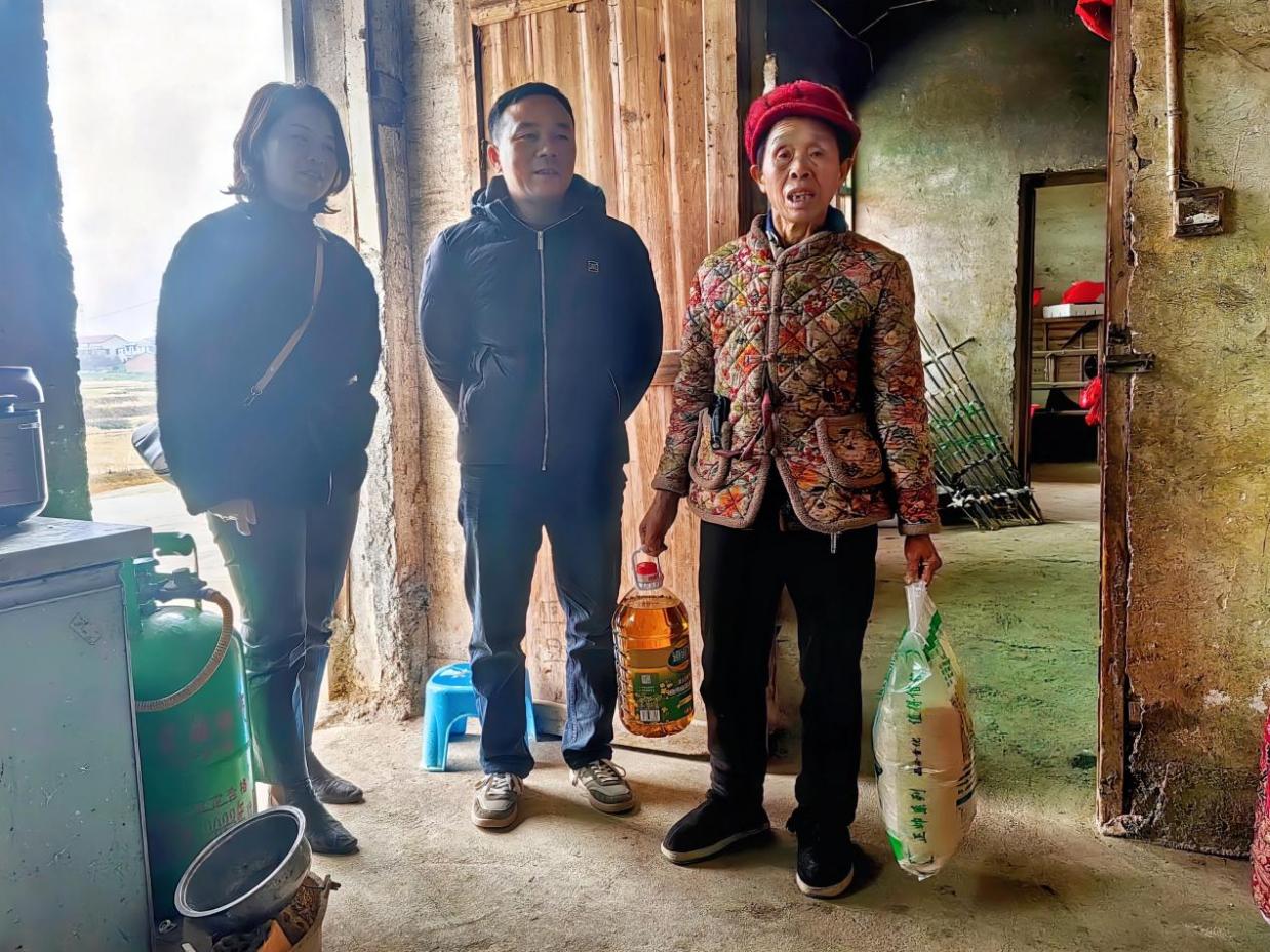 大祥区机关事务服务中心开展走访 “春风慰问”活动