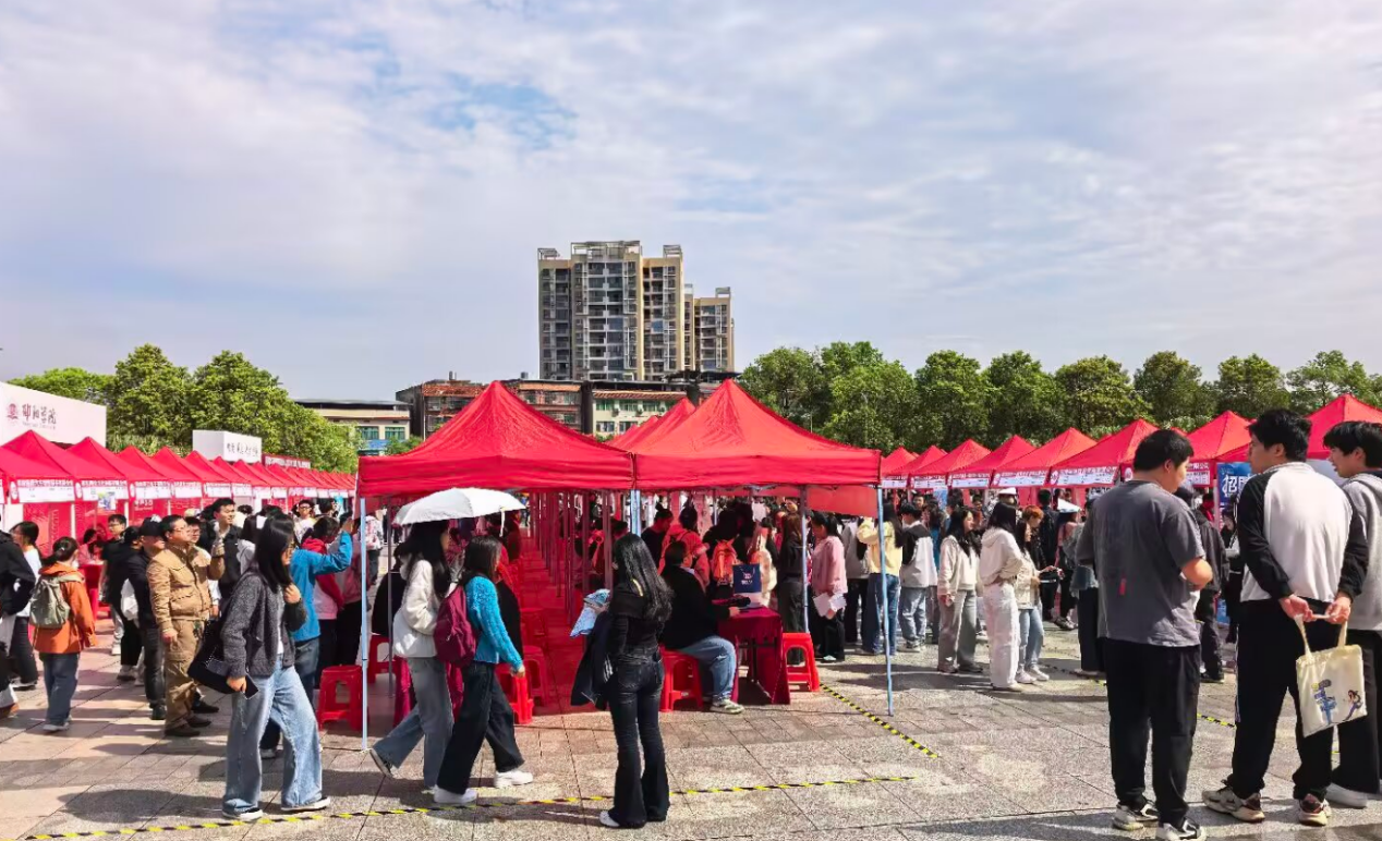 智汇潇湘·才聚宝庆——2026年邵阳市高校毕业生专场招聘会成功举办