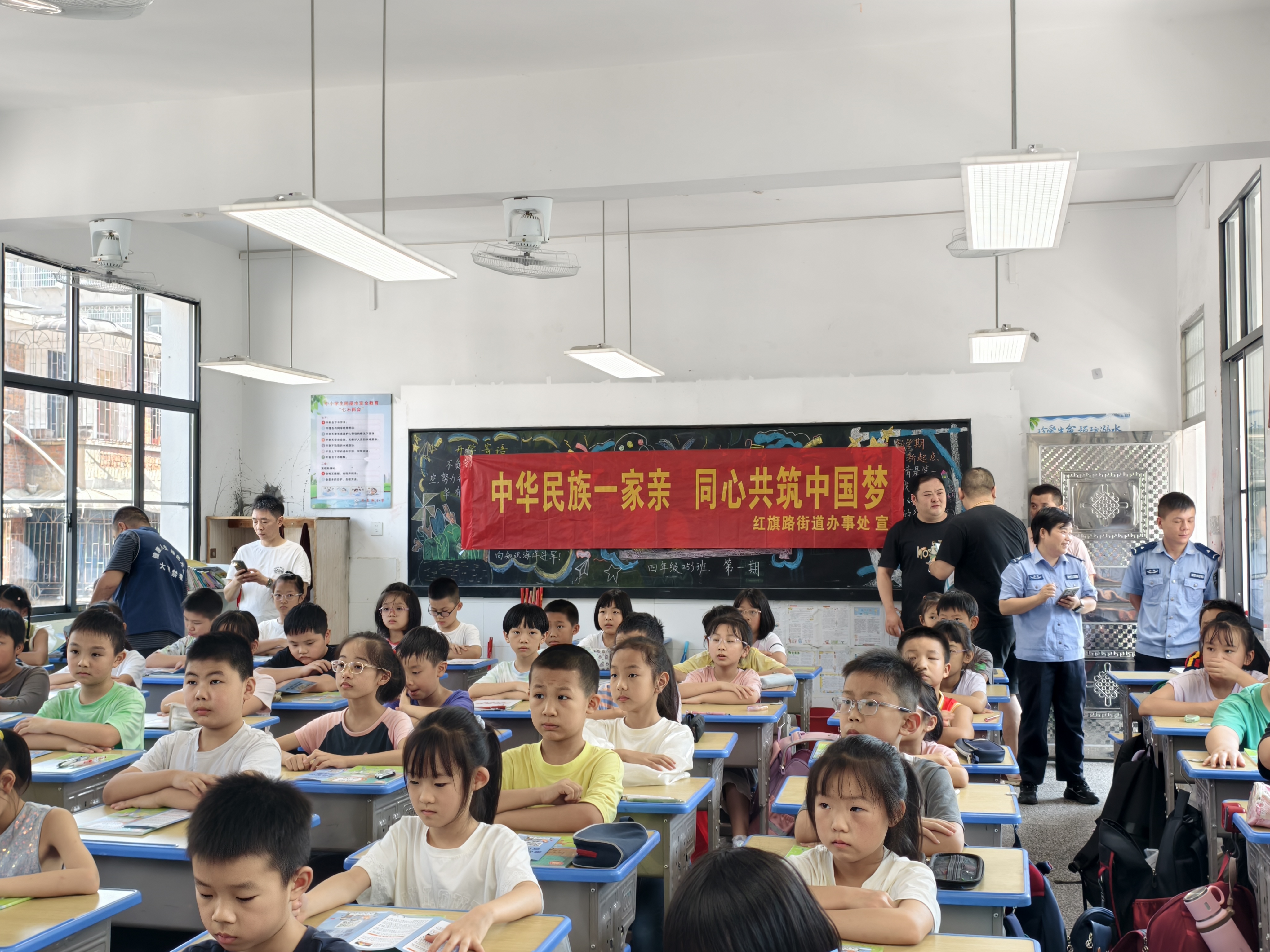 红旗街道开展“中华民族一家亲”民族团结宣传进校园活动